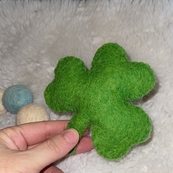 Cat felt any  day toys 6 felt balls and one clover 
Great for fetch , - Picture 4 of 4
